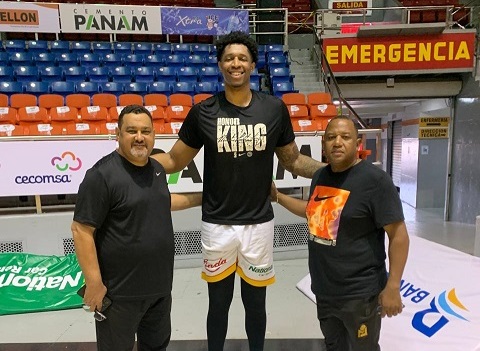 Sterling Manley llega a los Metros para imponer poder en la pintura