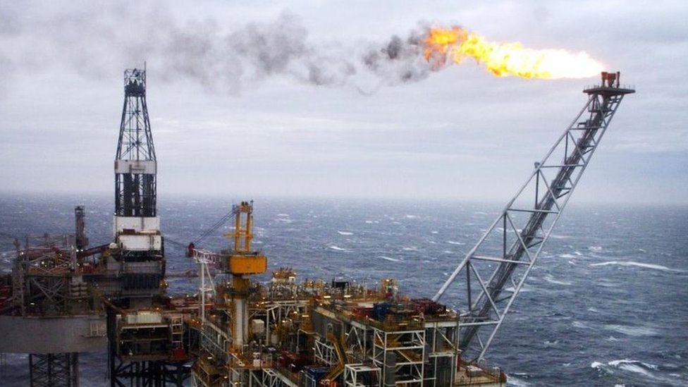 Petróleo de Texas sube 2.4 % por tensión entre Estados Unidos e Irán