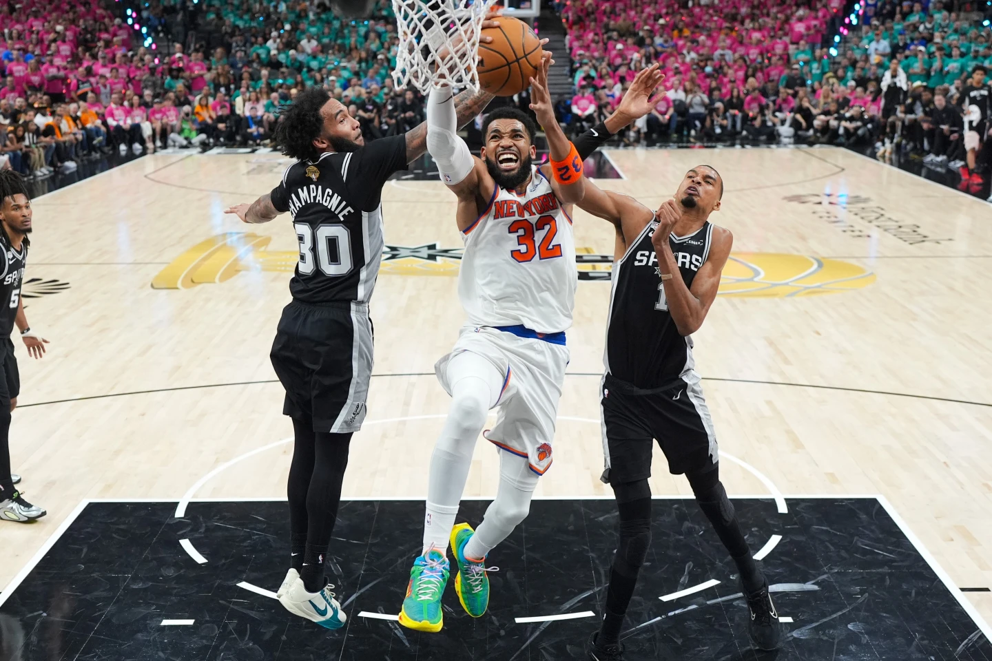 Knicks vencen 105-104 a los Spurs, toman ventaja 2-0 en las Finales de la NBA