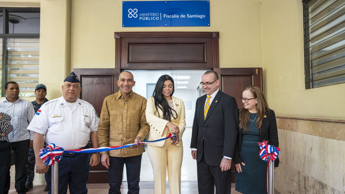Yeni Berenice inaugura centro de acceso a la justicia y remozamiento de fiscalía en Santiago