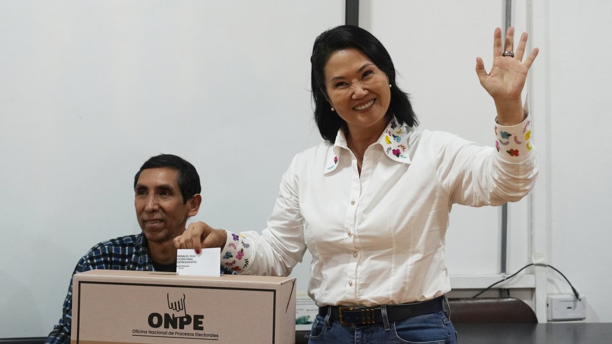 Keiko mantiene su ventaja sobre Sánchez al llegar al 25 % del escrutinio en Perú
